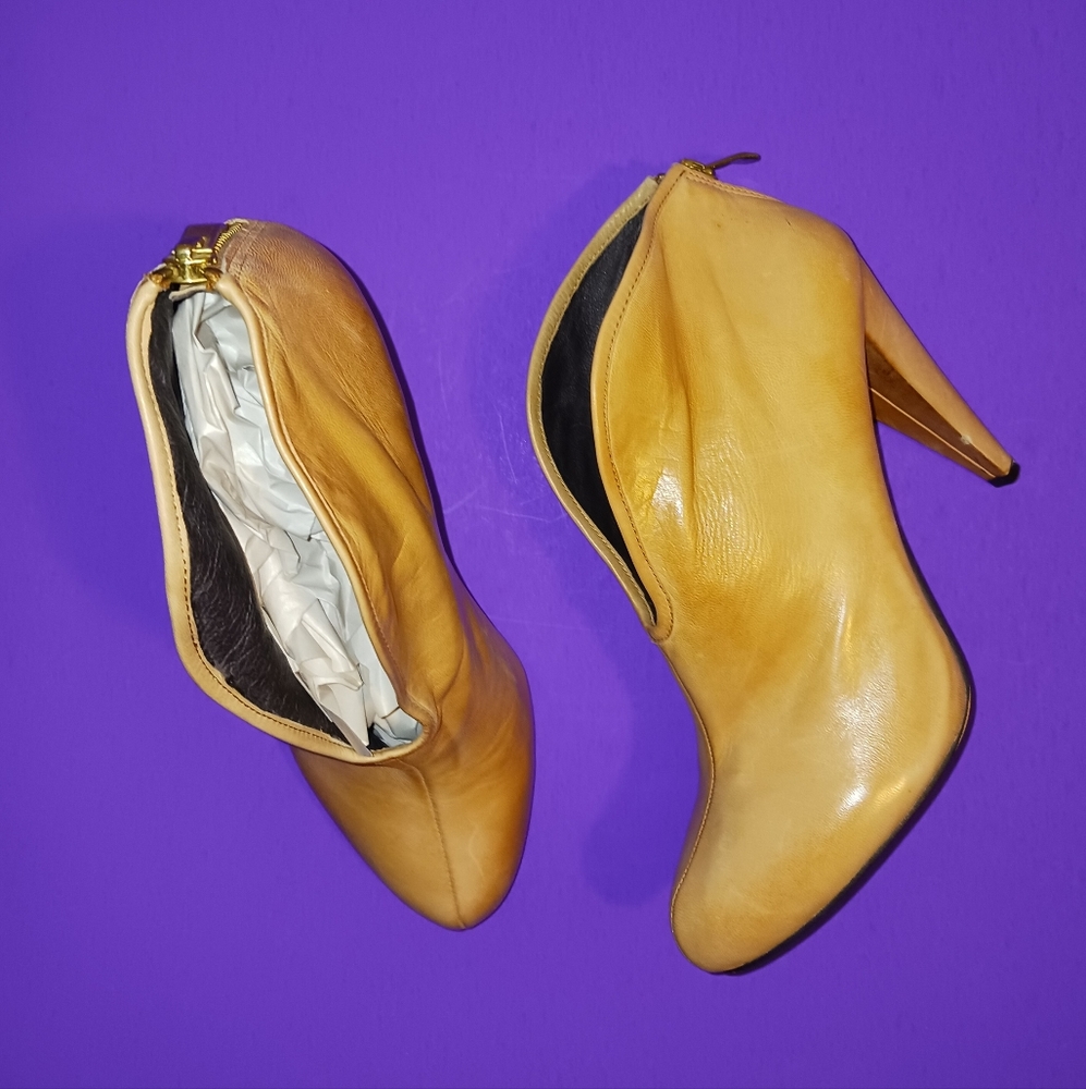 Vince Camuto Ankle Boots in beautiful Tan Flesh Toned leather. Size 9B /39